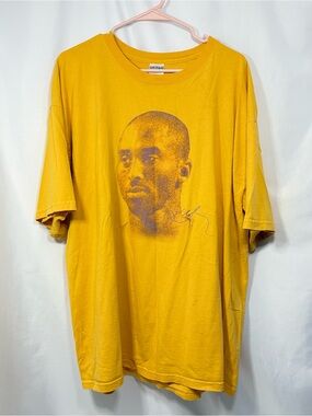 Men’s Kobe Bryant 81 Point Tribute Yellow Short-Sleeve Graphic Tee XXL